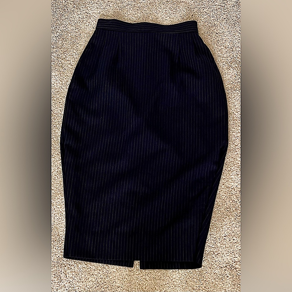 Fitted pencil skirt. Dark blue pinstripes.